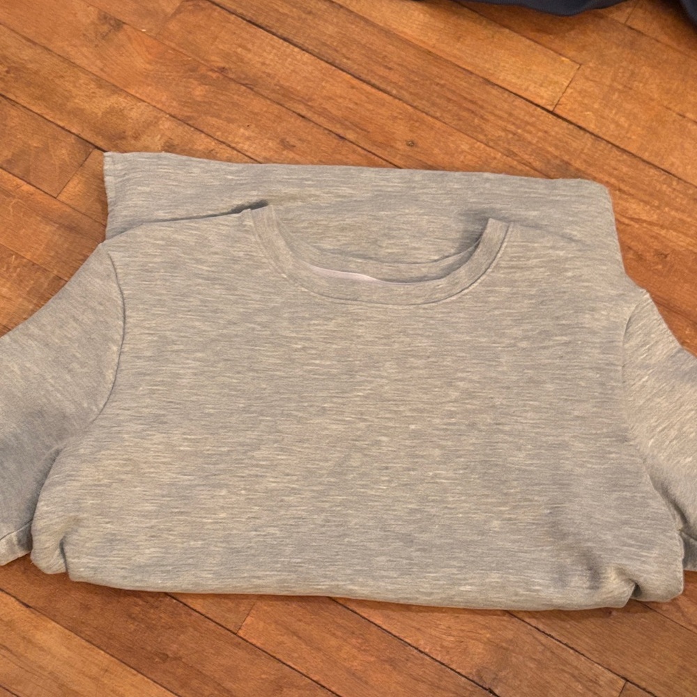 Alo Gray Short Sleeve sweater T-Shirt - Picture 2 of 4